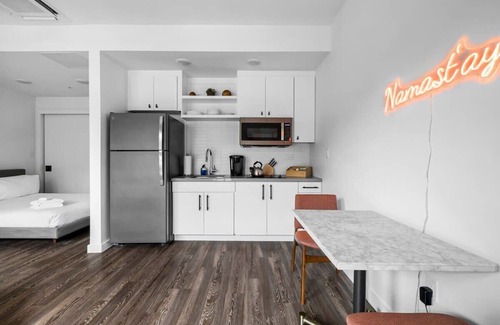 East Cesar Chavez Apartment | Queen Bed Studio & Patio in Downtown Austin