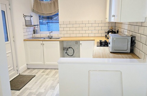 Oldham Apartment | Queen Bedroom In Moston. Located in Moston, 4.6mi from Etihad Stadium.