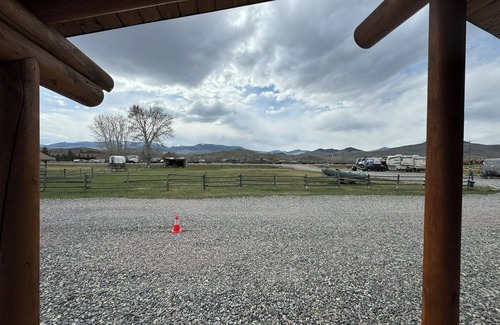 Melrose Cabin | Queen Cabin #10 - Montana Mountain Views