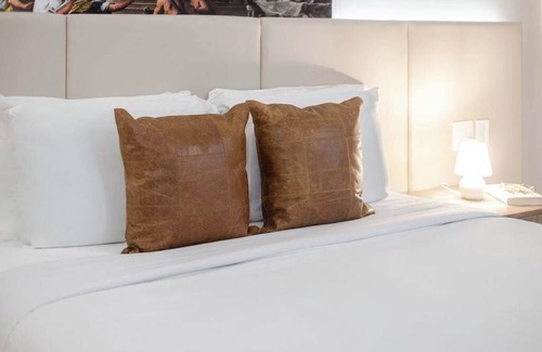 Gay Village Hotel | Queen Duo – Heart of Montreal