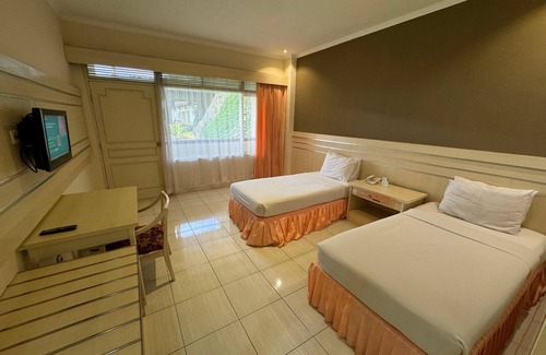 Baturaden Hostel | Queen Garden Hotel by Salak Hospitality