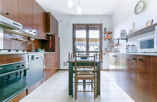 Favaro Veneto Apartment | Queen Home Paola - Three Bedroom Apartment, Sleeps 7