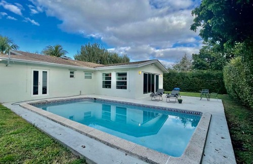 Palmetto Bay House | Queen's Tropical Garden View Room