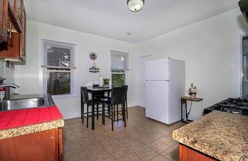 Fields Corner West Apartment | Queen stands for Reginann