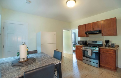 Fields Corner West Apartment | Queen stands for Reginann