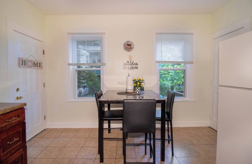 Fields Corner West Apartment | Queen stands for Reginann