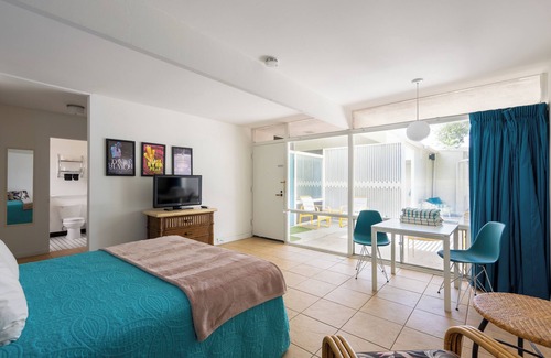 Desert Park Estates Hotel | Queen Studio | Patio, Pool, Firepit, Near Downtown