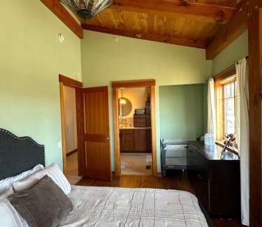 Alpine House | Queen Suite Sunset-Ridge