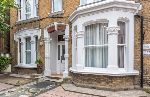 Brownswood Hotel | Queens Drive Hotel at Finsbury Park