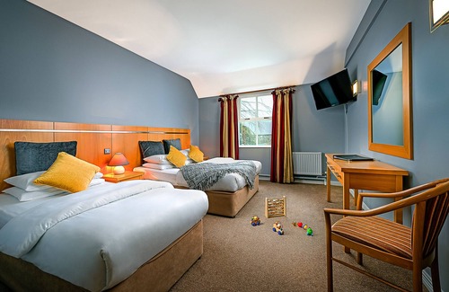 Ennis Hotel | Queens Hotel and Nightclub