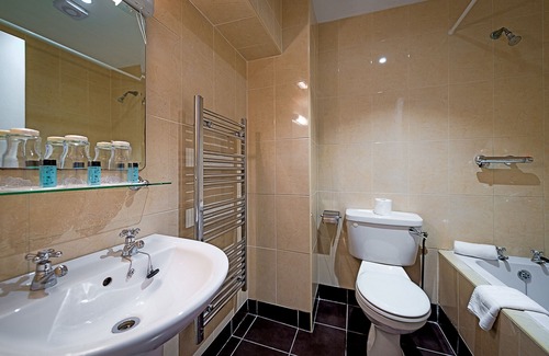 Ennis Hotel | Queens Hotel and Nightclub