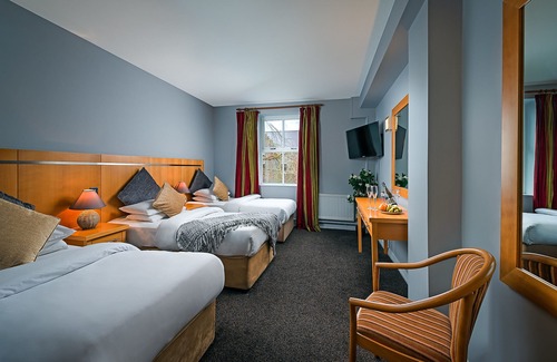 Ennis Hotel | Queens Hotel and Nightclub