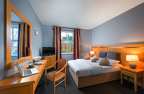 Ennis Hotel | Queens Hotel and Nightclub