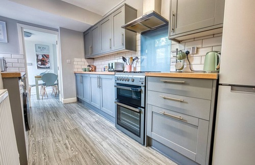 Coventry House | Queens House | Sleeps 6 | 5 beds | En-suite | Close to A46 City Centre | FREE HS Wi-Fi | Inspire Homes