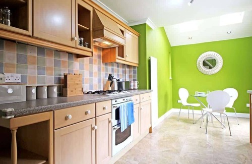 Hoole House | Queens Road - Spacious 4 bedroom home with parking