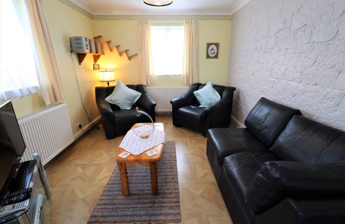 Godshill Cottage | Queensbury Lodge - a house that sleeps 3 guests in 2 bedrooms