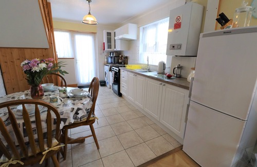 Godshill Cottage | Queensbury Lodge - a house that sleeps 3 guests in 2 bedrooms