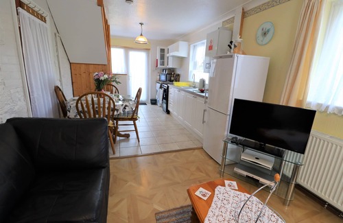 Godshill Cottage | Queensbury Lodge - a house that sleeps 3 guests in 2 bedrooms