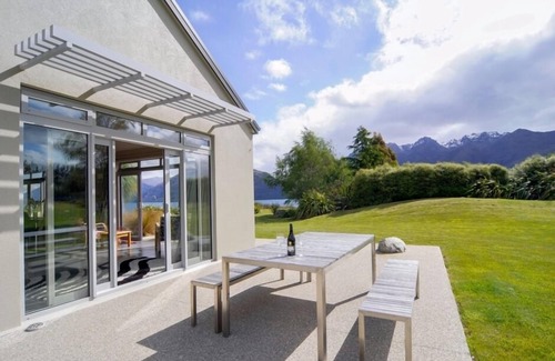 Kawarau Falls House | Queenstown Lakeside Holiday House