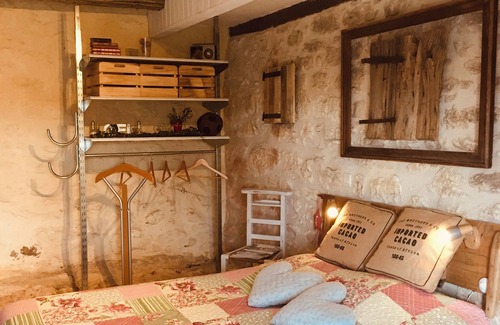 Fargues House | quercy stone guest rooms decorated with taste.