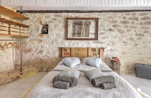 Fargues House | quercy stone guest rooms decorated with taste.