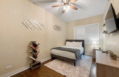 Tri-Taylor Apartment | Quick Drive to Downtown Chicago & Early Check-In