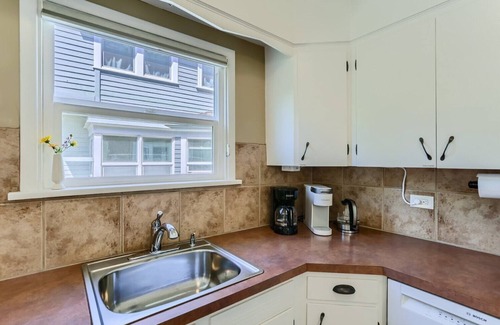 Belmont House | Quiet 2-bedroom Craftsman in SE Portland with central AC and 2 King beds