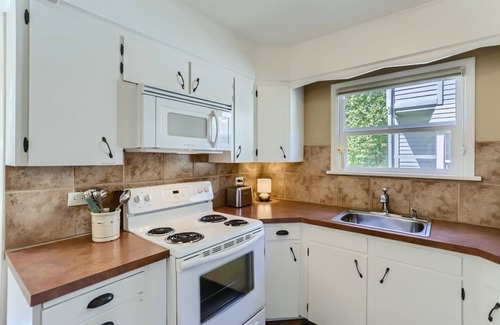 Belmont House | Quiet 2-bedroom Craftsman in SE Portland with central AC and 2 King beds