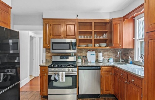 West Hartford Apartment | Quiet 2BR Near Blueback Square - Free Parkking, Utilities & Wi-Fi