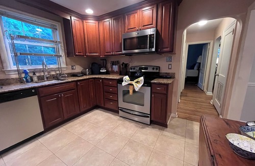 Moylan House | Quiet 3-Bedroom house-Walking distance to Media-20min. drive to the Airport