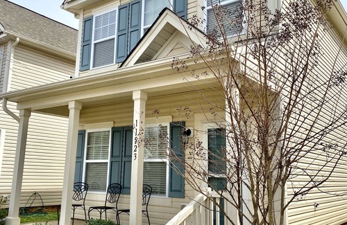 Huntersville House | Quiet and Beautiful House in a WONDERFUL location near 2 Lakes and Charlotte!