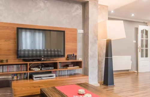 Malilla Apartment | Quiet and bright apartment. WIFI + FREE BREAKFAST