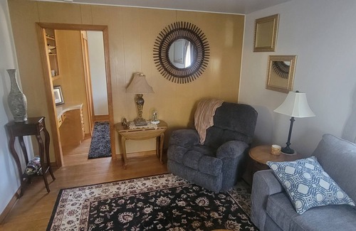 Bellaire House | Quiet and Cozy, just outside of town but close to EVERYTHING