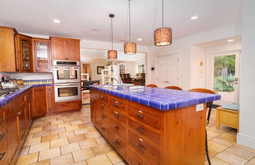 Vista House | Quiet and Tranquil Vacation Getaway w/Yoga Room. Close to Theme Parks/LegoLand.