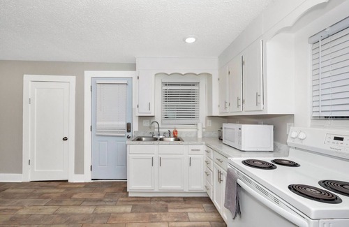 Huntsville House | Quiet Bungalow for 6