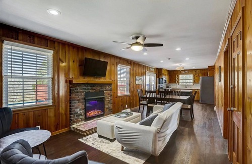 Hermitage House | Quiet Cabin on Private Acre, 5 min to I-40 & shopping &15 to Downtown Nashville!