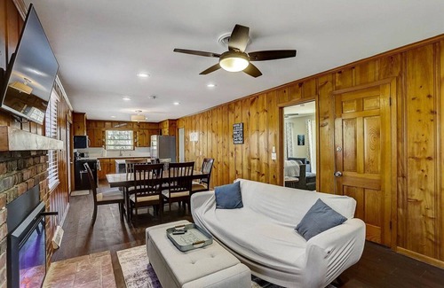 Hermitage House | Quiet Cabin on Private Acre, 5 min to I-40 & shopping &15 to Downtown Nashville!