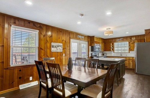 Hermitage House | Quiet Cabin on Private Acre, 5 min to I-40 & shopping &15 to Downtown Nashville!