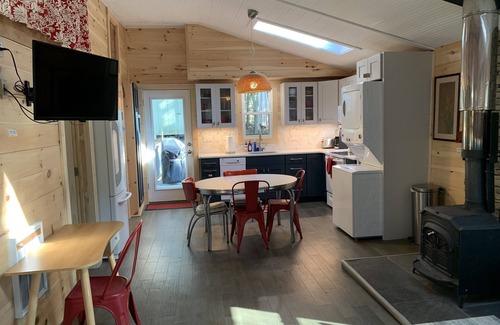 Sherwood Forest Cabin | Quiet Comfortable Cabin 5 Min. Walk to Swimming and Boating