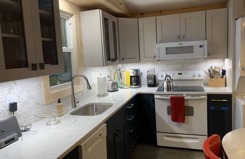 Sherwood Forest Cabin | Quiet Comfortable Cabin 5 Min. Walk to Swimming and Boating
