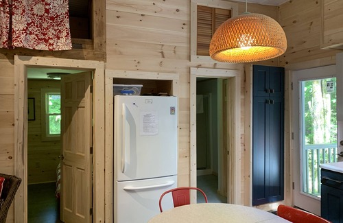 Sherwood Forest Cabin | Quiet Comfortable Cabin 5 Min. Walk to Swimming and Boating
