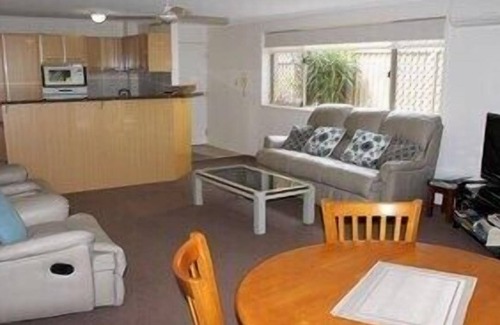 Burleigh Heads Apartment | Quiet Complex, Close to James St Burleigh