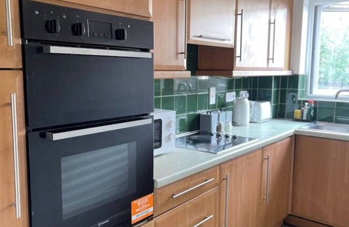 Crawley Apartment | Quiet & Cosy Near Gatwick
