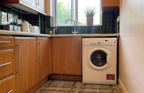 Crawley Apartment | Quiet & Cosy Near Gatwick