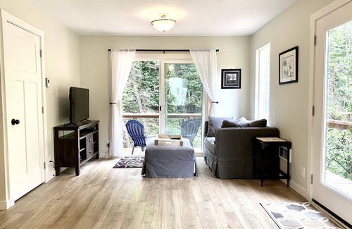Collins View Cottage | Quiet Cottage in the Trees - Close to Downtown, OHSU, Lewis & Clark!