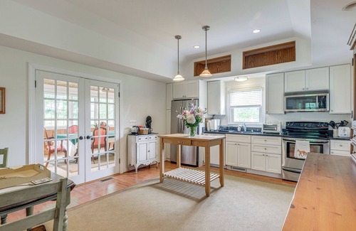 The Plains Cottage | Quiet Cottage Rental in The Plains w/Deck & Views