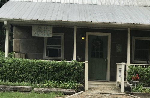 Mineola House | Quiet country road, close to Lindale, Mineola,and Van tx