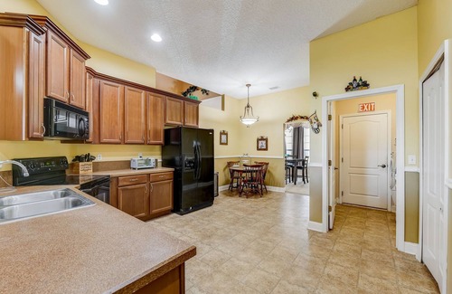 OakLeaf Plantation House | Quiet Cul-de-sac 4 bedroom/2 bath home close to everything