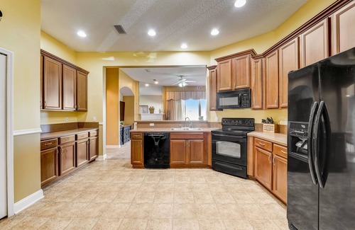 OakLeaf Plantation House | Quiet Cul-de-sac 4 bedroom/2 bath home close to everything