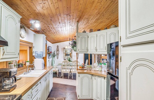 Dolan Springs House | Quiet Dolan Springs Home w/Patio, Mountain Views!
